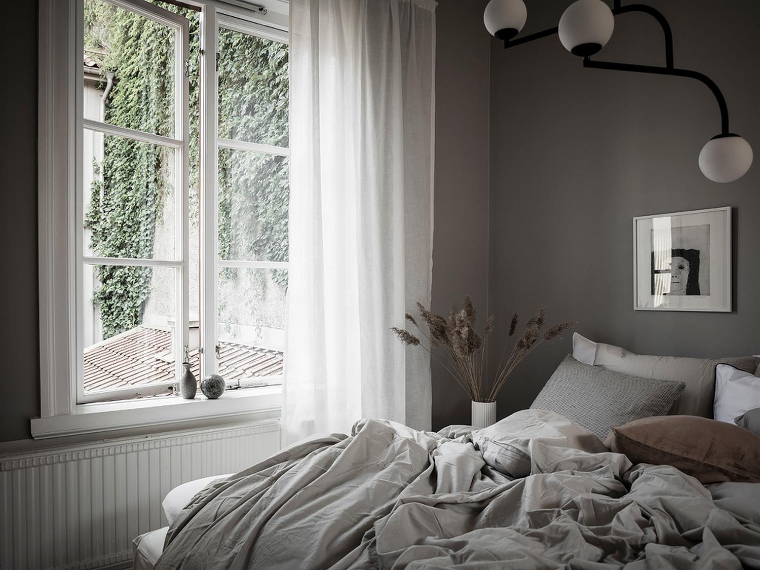 Bézs falak és elegáns sötétkék konyhabútor kétszobás lakásban - otthonosság és kényelem 41m2-en