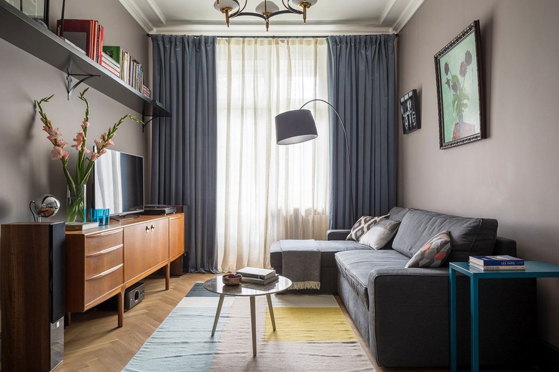 Család 55m2-es otthonos lakása, keskeny 7.7m2-es konyha két sorban jól felszerelve