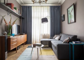 Család 55m2-es otthonos lakása, keskeny 7.7m2-es konyha két sorban jól felszerelve