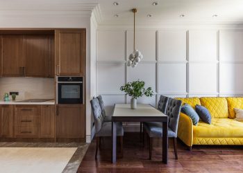 Előszobából konyha a tágasabb terek érdekében, fehér és fa felületek stílusos kombinációja 43m2-es lakásban