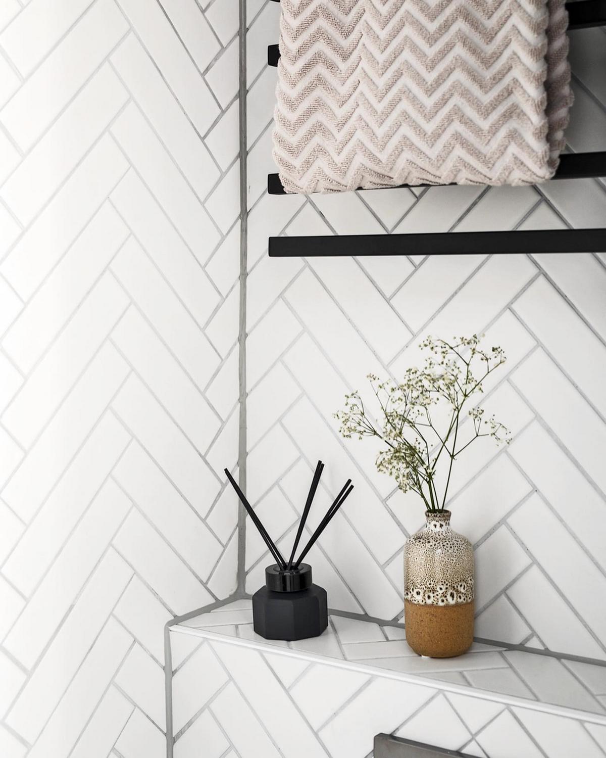 Fekete-fehér dekorációval nagyon hangulatosan kialakított 35m2-es lakás, hálófülkével, erkéllyel Fekete-fehér dekorációval nagyon hangulatosan kialakított 35m2-es lakás, hálófülkével, erkéllyel