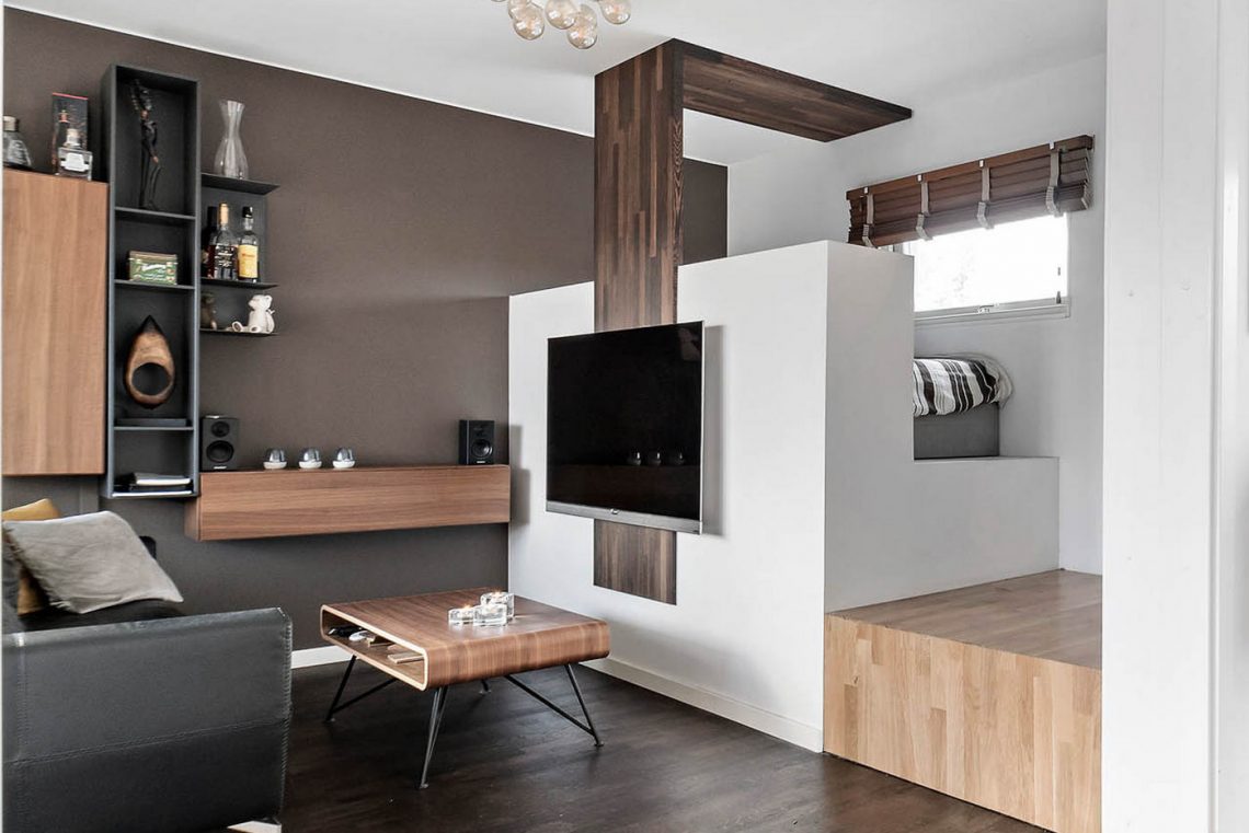 Galéria vagy hálófülke helyett kis lakásban itt ez az ötletesen, emelvényen kialakított háló zóna