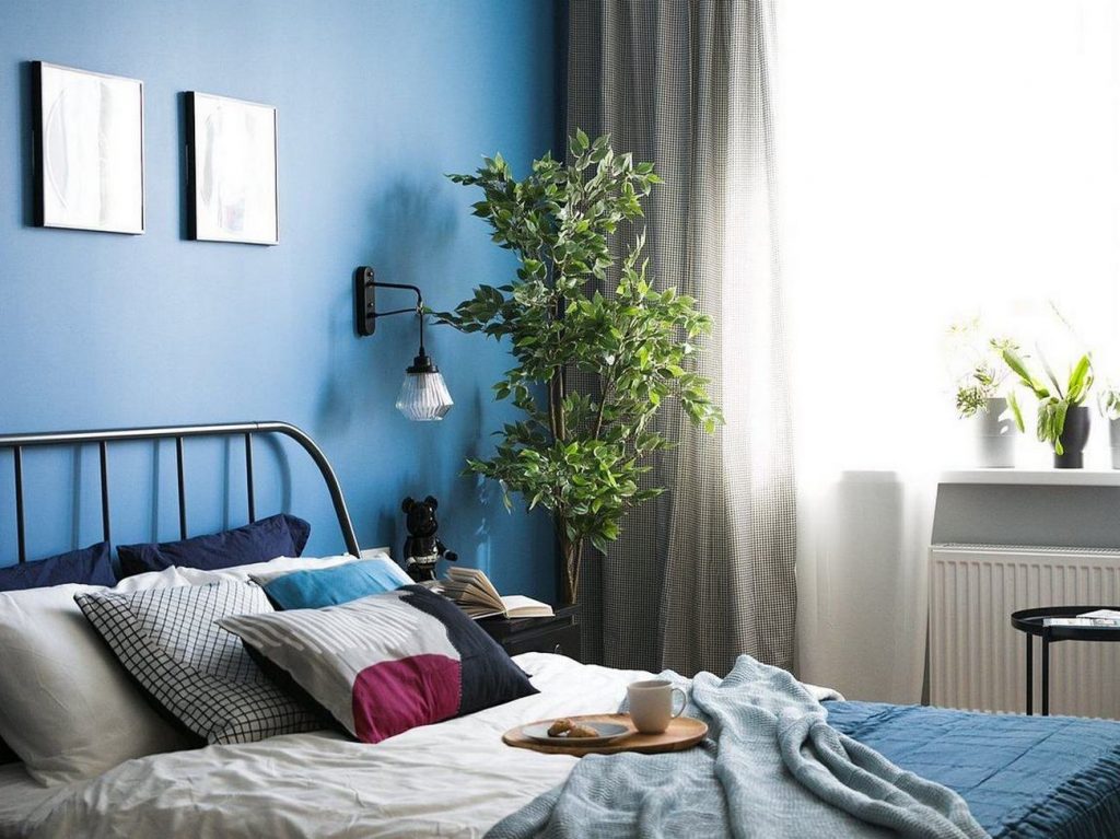 Olívazöld és egy szép kék szín a falakon, fehér és fekete IKEA bútorok 39m2-es lakásban