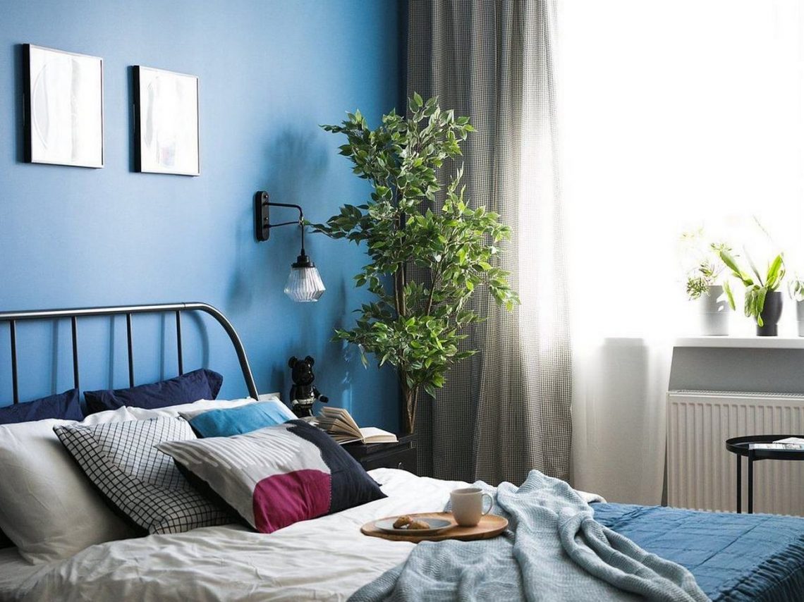 Olívazöld és egy szép kék szín a falakon, fehér és fekete IKEA bútorok 39m2-es lakásban