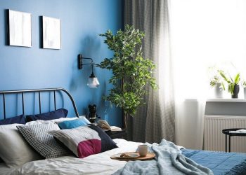 Olívazöld és egy szép kék szín a falakon, fehér és fekete IKEA bútorok 39m2-es lakásban