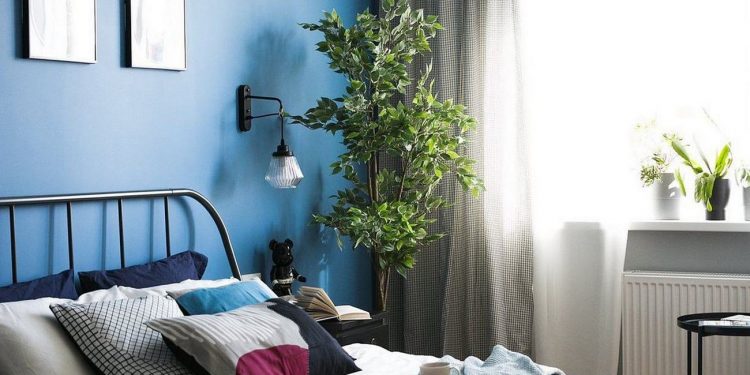 Olívazöld és egy szép kék szín a falakon, fehér és fekete IKEA bútorok 39m2-es lakásban