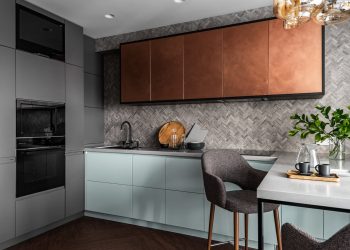 Középkorú pár 61m2-es, szép és elegáns, kényelmes lakása két szobával, tágas konyhával