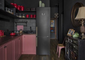 Különleges, extrém enteriőr: fekete lakás élénk, színes kiegészítőkkel 41m2-en