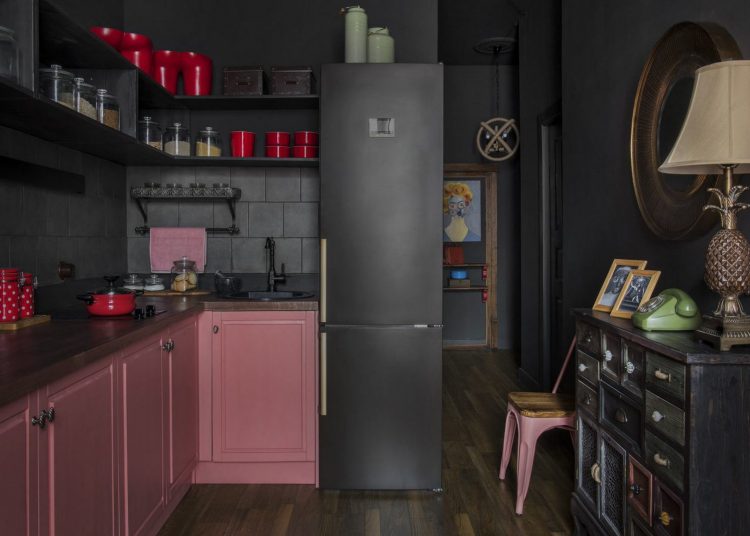 Különleges, extrém enteriőr: fekete lakás élénk, színes kiegészítőkkel 41m2-en