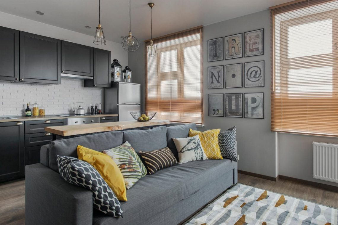 Látványos kis lakás költséghatékonyan és ízlésesen berendezve, 33m2 - Sötétszürke IKEA konyha, kék fürdőszoba bútor, sárga kiegészítők a semleges háttérben