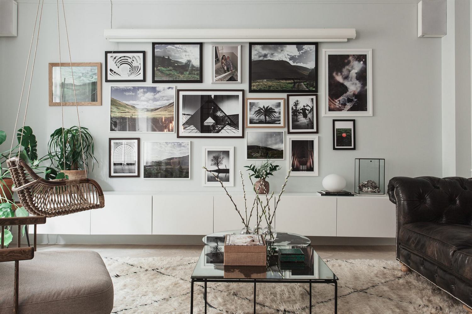 Lenyűgöző nappali szoba jól eltalált színekkel 67m2-es lakásban, elegáns, kifinomult részletek