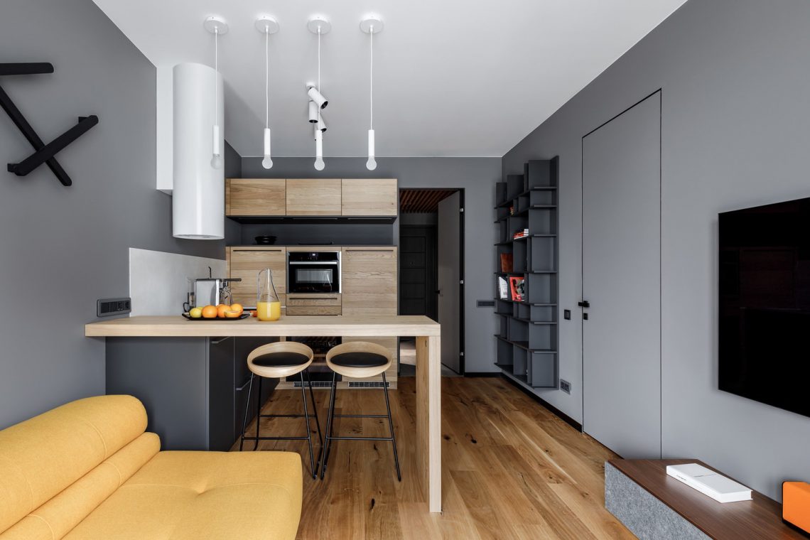 Modern, férfias lakberendezés 48m2-en, stílusos dolgozószoba, látványos fürdő