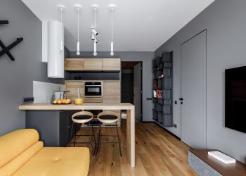 Modern, férfias lakberendezés 48m2-en, stílusos dolgozószoba, látványos fürdő