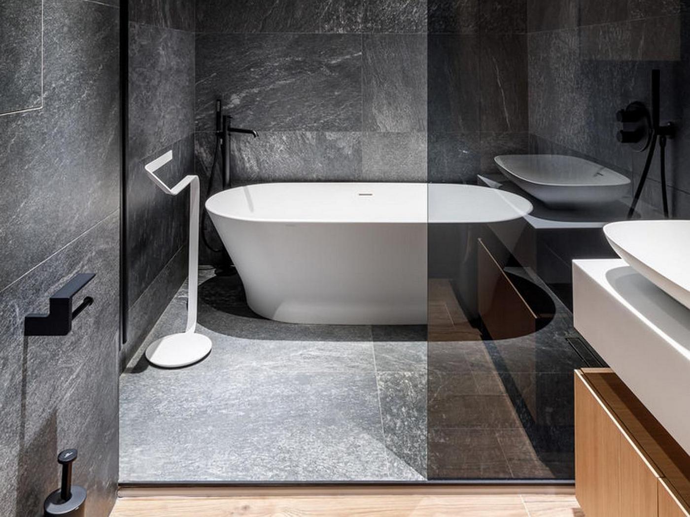 modern, férfias fürdőszoba szabadon álló fürdőkáddal