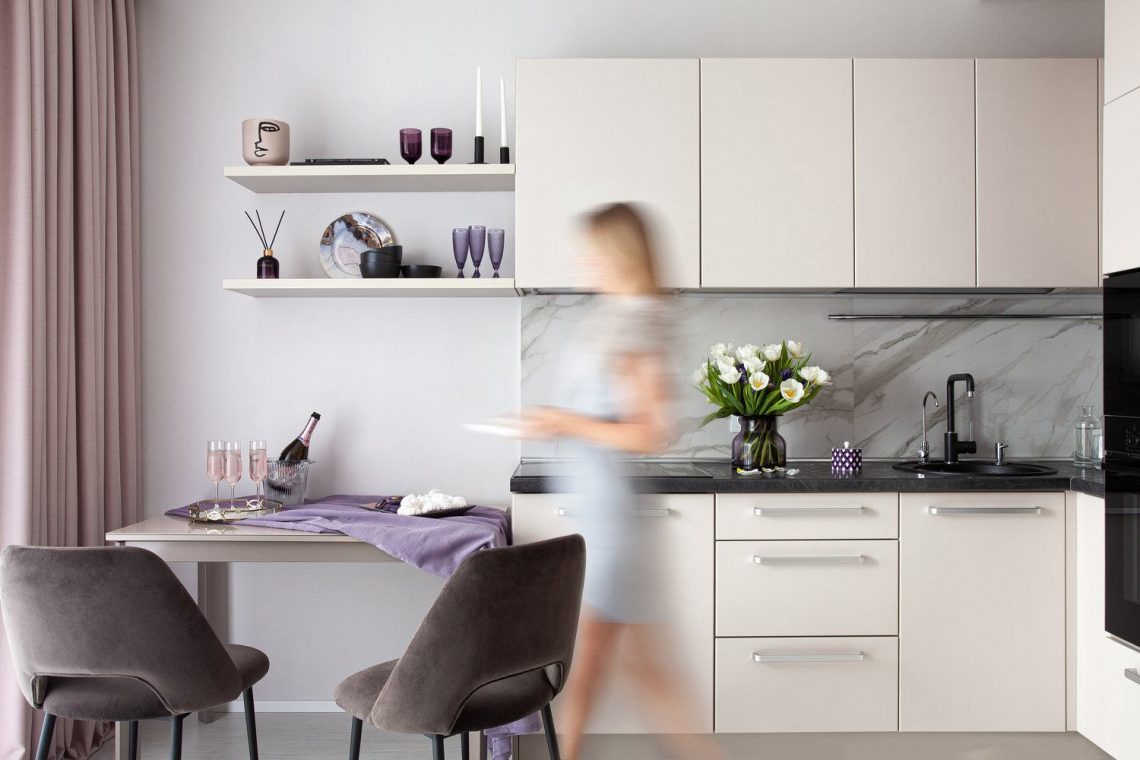 Nőies, ízlésesen berendezett otthon 31m2-en, szépen összehangolt színpalettával és anyagokkal az egész lakásban