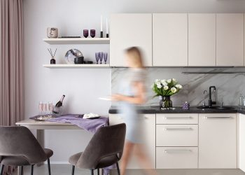 Nőies, ízlésesen berendezett otthon 31m2-en, szépen összehangolt színpalettával és anyagokkal az egész lakásban