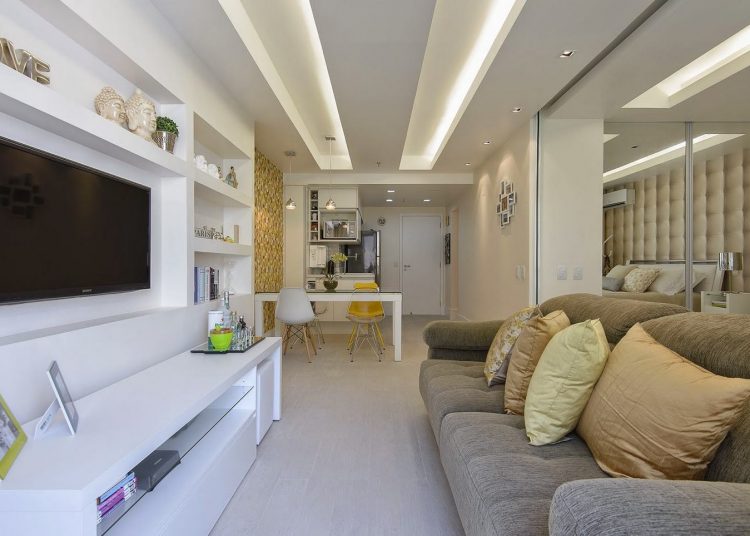 Összecsukható textil térelválasztó fallal két helyiségre osztott egy szoba 45m2-es lakásban