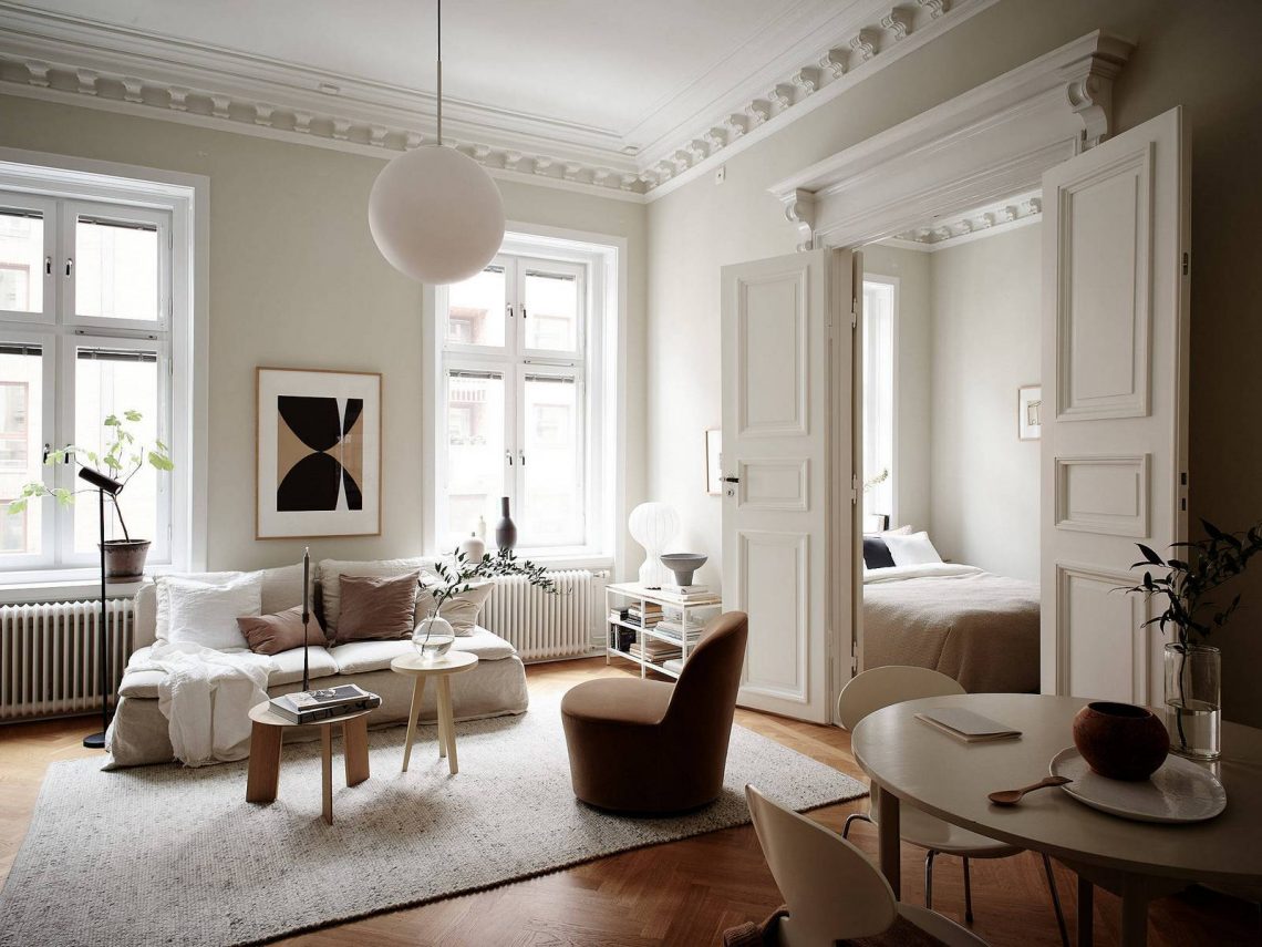 Otthonos, lágy hangulat a bézs különböző árnyalataival díszített, 49m2-es lakásban. Elegáns halszálka parketta, hangulatos cserépkályha, nagy belmagasság és stukkók