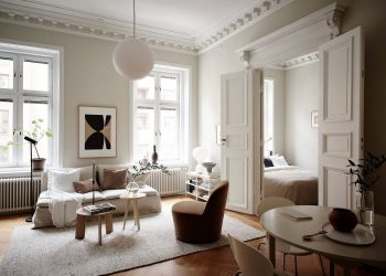 Otthonos, lágy hangulat a bézs különböző árnyalataival díszített, 49m2-es lakásban. Elegáns halszálka parketta, hangulatos cserépkályha, nagy belmagasság és stukkók