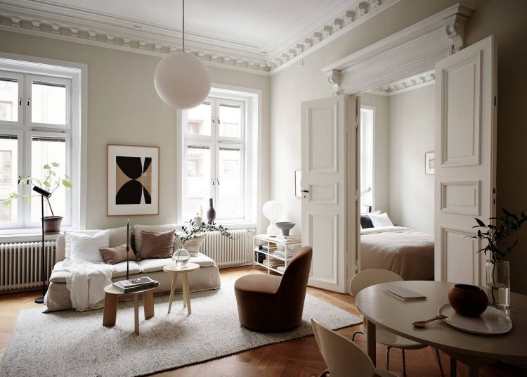 Otthonos, lágy hangulat a bézs különböző árnyalataival díszített, 49m2-es lakásban. Elegáns halszálka parketta, hangulatos cserépkályha, nagy belmagasság és stukkók