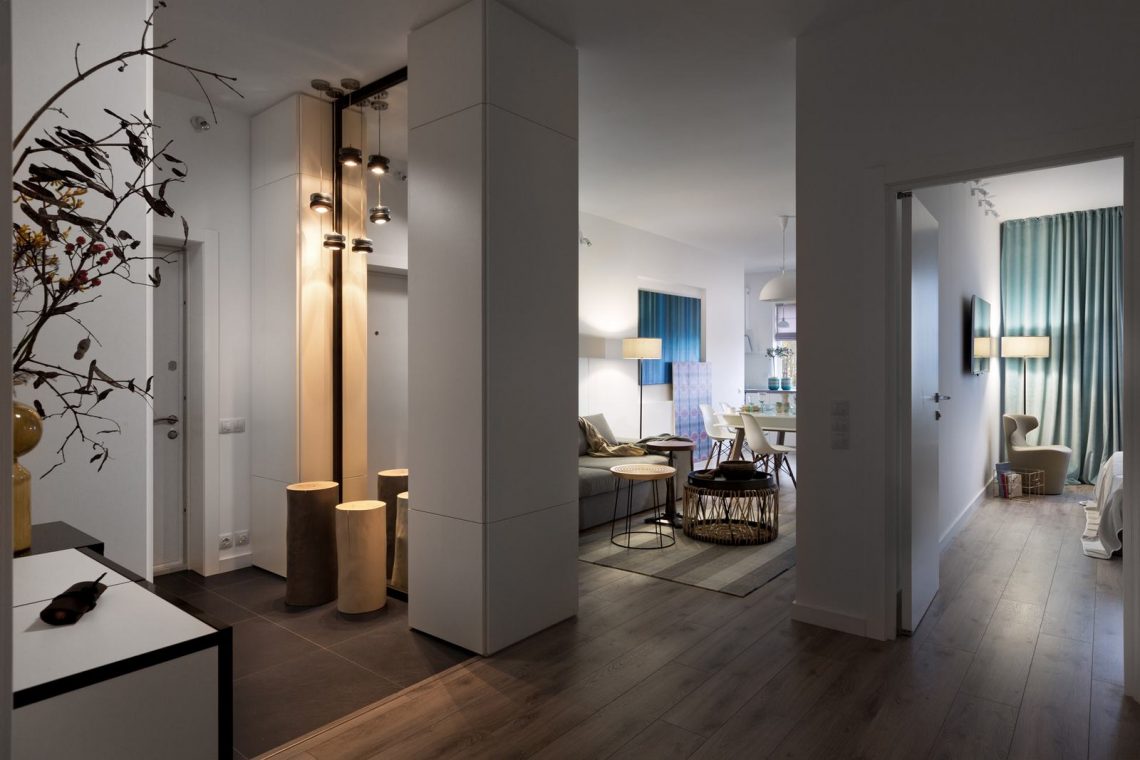 Pasztell színek, hatalmas tükör, változatos világítás család 80m2-es otthonában - letisztult és holisztikus megközelítés