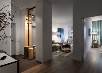 Pasztell színek, hatalmas tükör, változatos világítás család 80m2-es otthonában - letisztult és holisztikus megközelítés