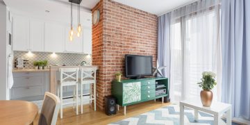 Praktikus rövid térelválasztó fal és pult konyha és nappali között, fiatalok kétszobás lakása
