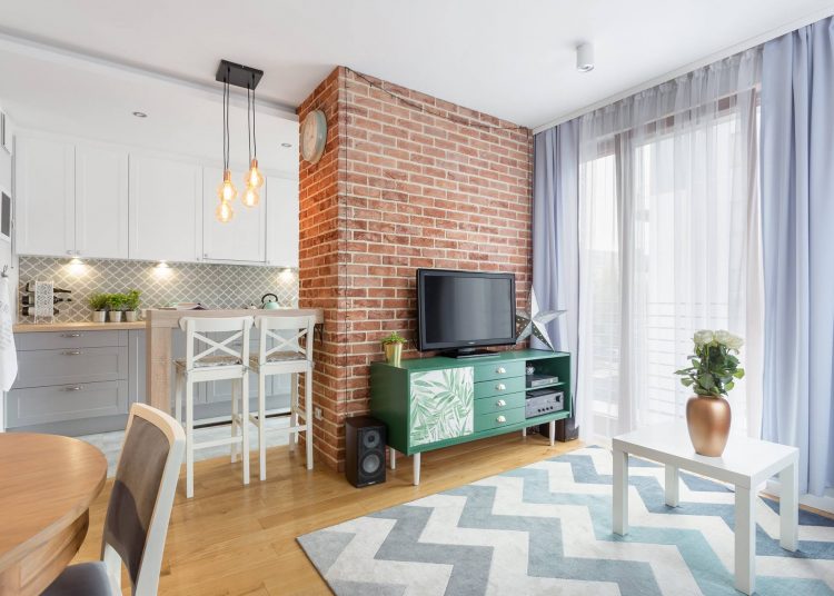 Praktikus rövid térelválasztó fal és pult konyha és nappali között, fiatalok kétszobás lakása