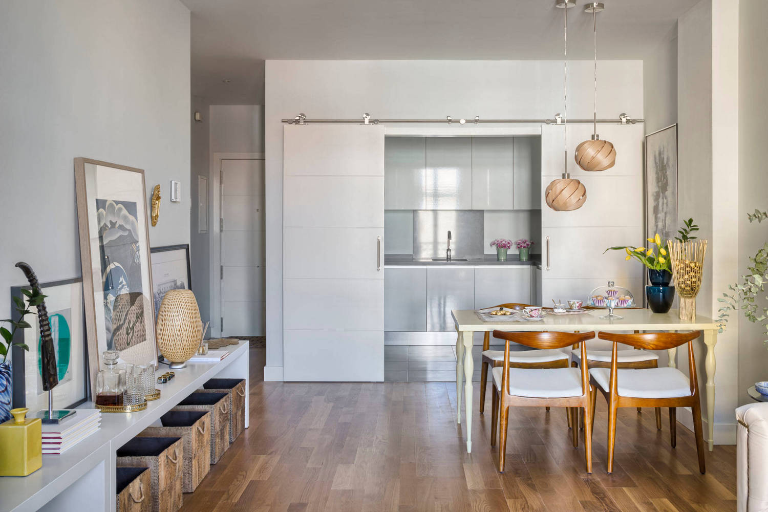 Kétszobás lakás modern nőiességgel - nappali és konyha között helytakarékos tolóajtóval