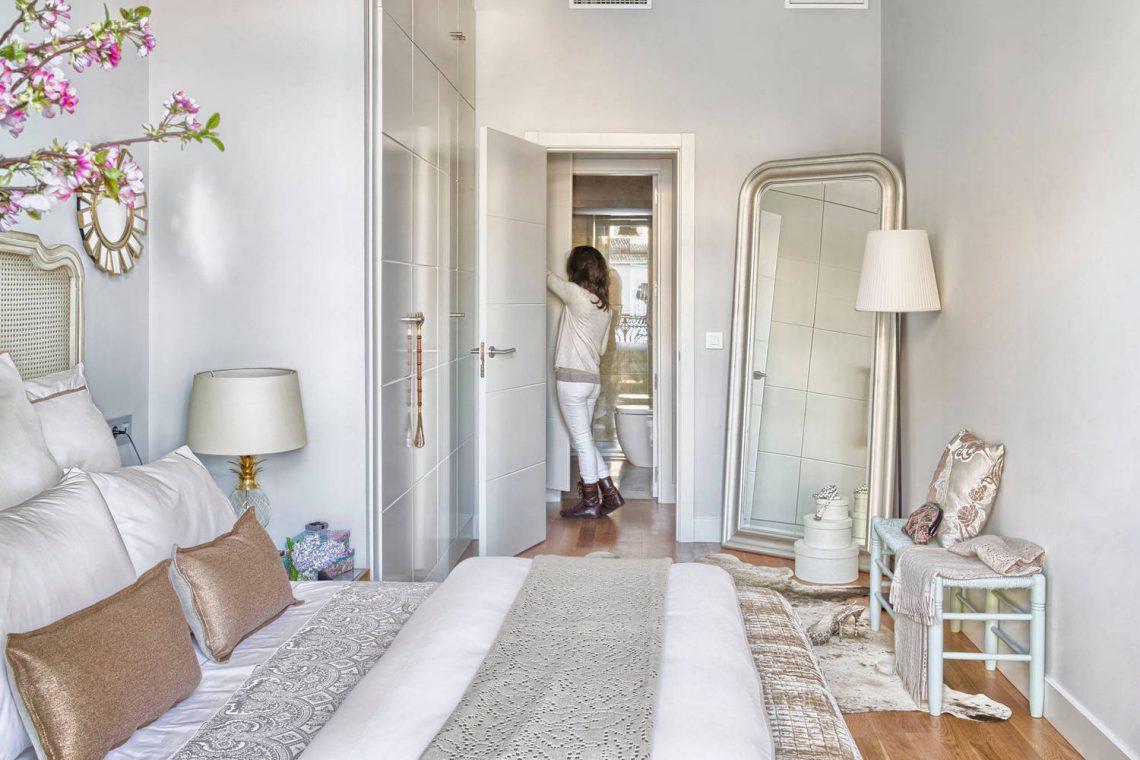 Kétszobás lakás modern nőiességgel - nappali és konyha között helytakarékos tolóajtóval