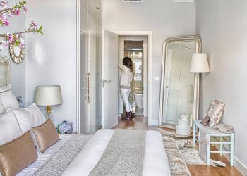 Kétszobás lakás modern nőiességgel - nappali és konyha között helytakarékos tolóajtóval