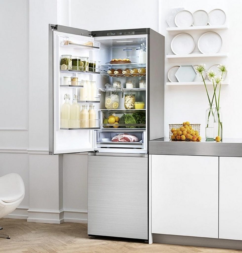 Какой холодильник лучше купить в 2024. Холодильник. Haladelnik. Бытовые холодильники. Холодильник и морозильник на кухне.