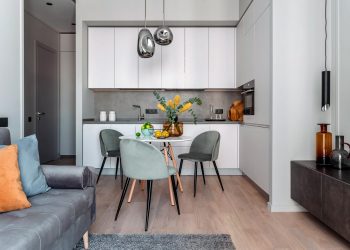 Kényelmes szürke-bézs lakás két szobával és két tárolóhelyiséggel 46m2-en