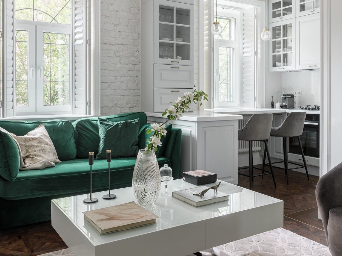 Kerek kandalló, üveg térelválasztó 55m2-es, két hálószobás lakásban - tiszta fehér alapszín