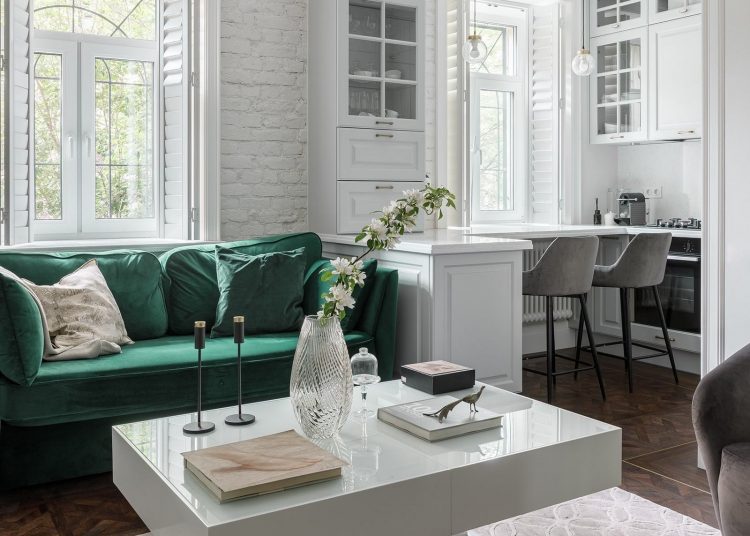 Kerek kandalló, üveg térelválasztó 55m2-es, két hálószobás lakásban - tiszta fehér alapszín