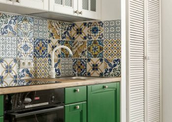 Lamellás bútorajtó fehér konyhaszekrényen