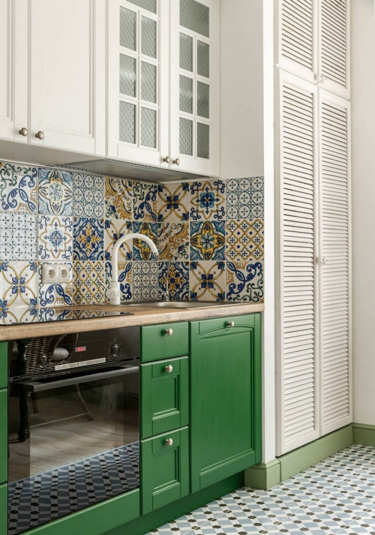 Lamellás bútorajtó fehér konyhaszekrényen