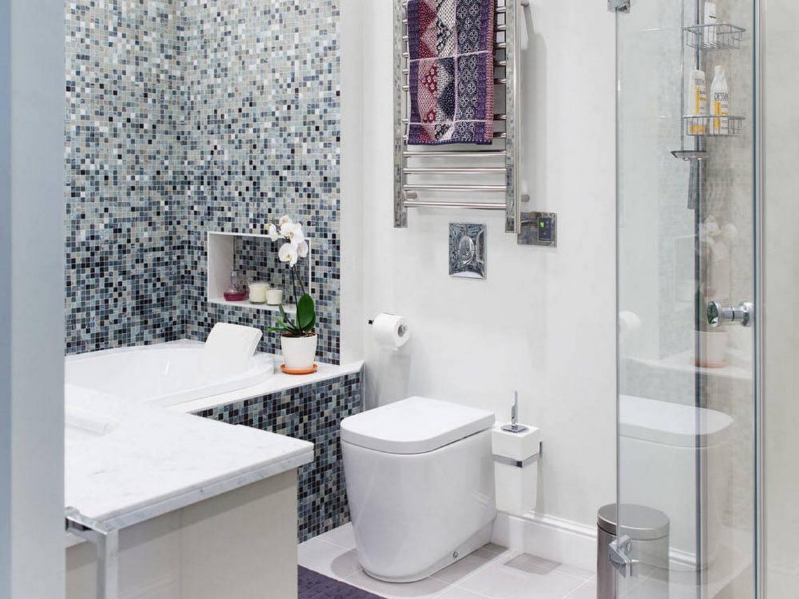 Mozaik fürdőszoba burkolat szürke és gyöngyház árnyalatokkal, modern szaniter, zuhanyfülke és kád