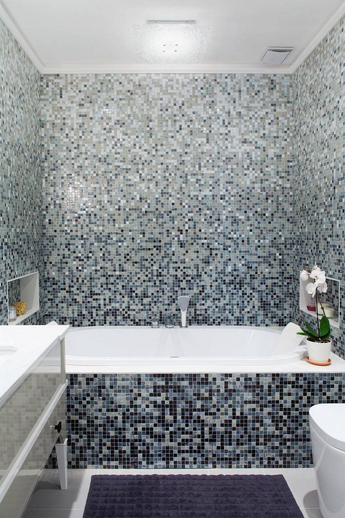Mozaik fürdőszoba burkolat szürke és gyöngyház árnyalatokkal, modern szaniter, zuhanyfülke és kád