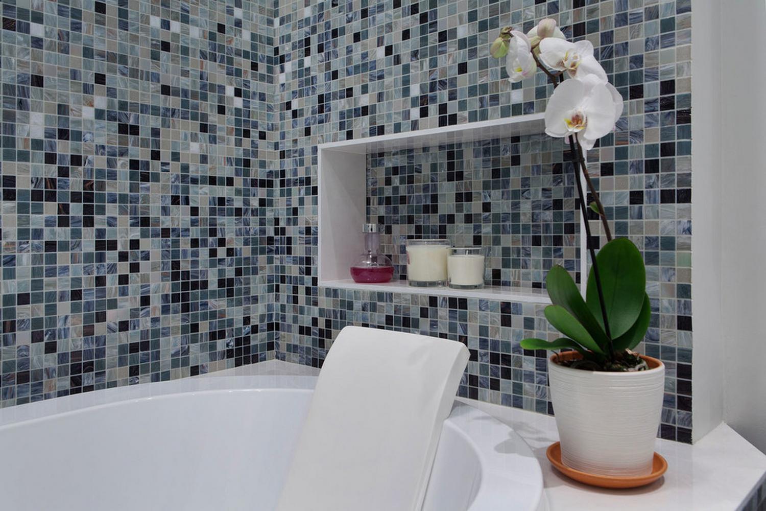 Mozaik fürdőszoba burkolat szürke és gyöngyház árnyalatokkal, modern szaniter, zuhanyfülke és kád