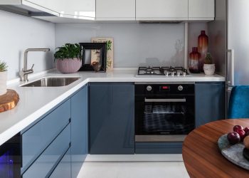 Praktikusabb elosztás kiépítése 44m2-en, új berendezés szép, telt színekkel - fiatal pár otthona