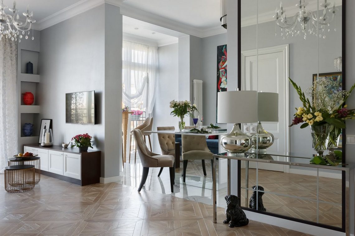 Sok tükör, fényes felületek, dekoratív részletek 68m2-es lakásban - fiatal nő otthona