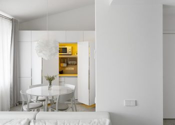 Szekrénynek álcázott konyhabútor hölgy kis lakásában, hófehér berendezés galériával