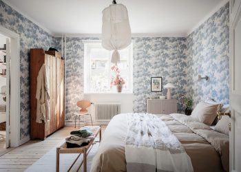 Szép hálószoba dekoratív, kék mintás tapétával, természetes hangulattal