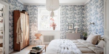 Szép hálószoba dekoratív, kék mintás tapétával, természetes hangulattal