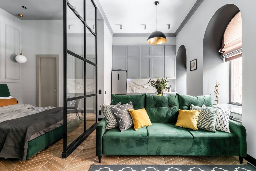 Elegáns dizájn, szürke, zöld és arany, üvegfal egy 33m2-es lakásban