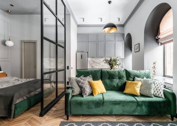 Elegáns dizájn, szürke, zöld és arany, üvegfal egy 33m2-es lakásban