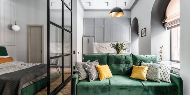 Elegáns dizájn, szürke, zöld és arany, üvegfal egy 33m2-es lakásban