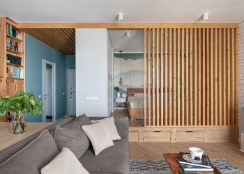 Kreatívan kialakított háló sok tárolóval fiatal férfi 48m2-es otthonában - válaszfalak nélkül átvett új lakás