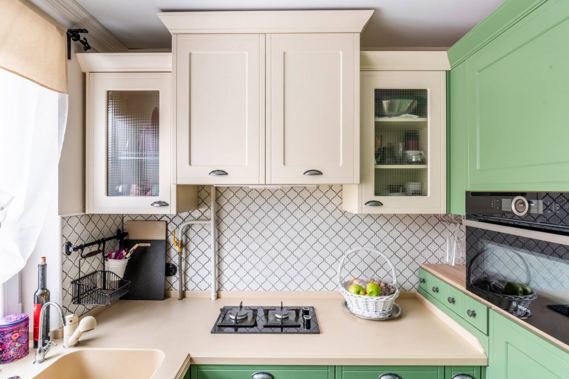 Otthonos, jól felszerelt konyha 6m2-en, mosogató az ablak elé helyezve